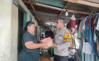 Bhabinkamtibmas Kerten Secara Rutin Bagikan Sembako kepada Warga Binaan