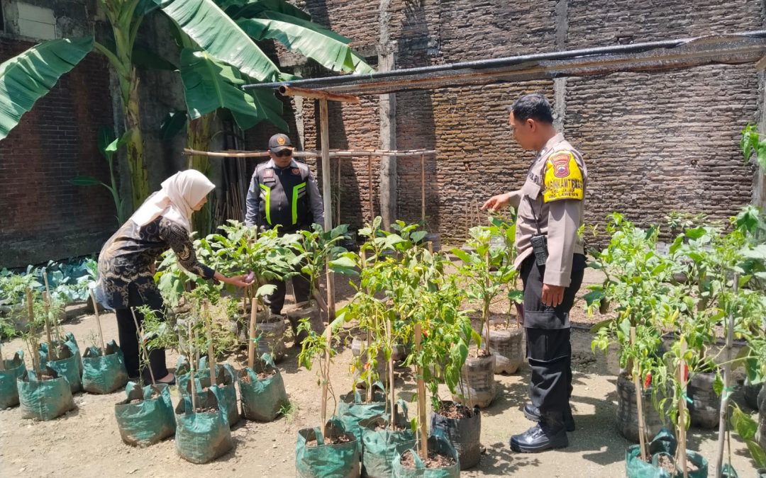Dukung Ketahanan Pangan, Bhabinkamtibmas Jajar Gelar Patroli dan Pantau Persiapan Lomba Proklim