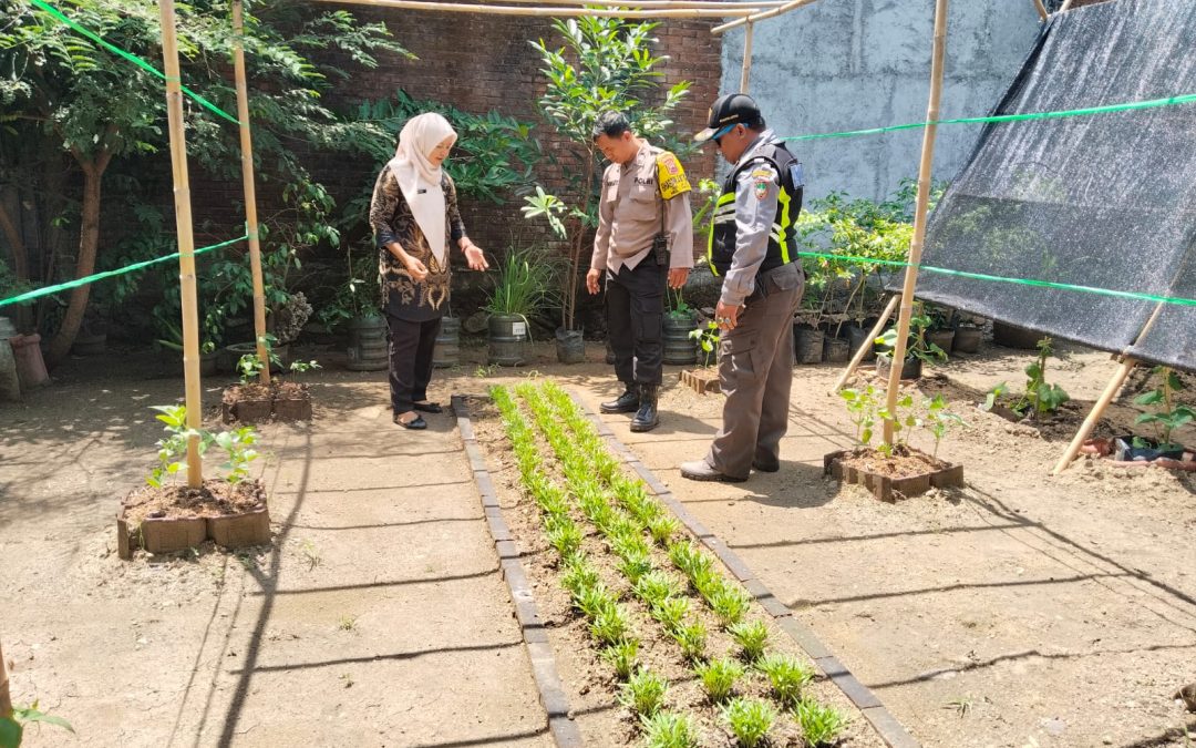 Dukung Ketahanan Pangan, Polresta Surakarta Terjunkan Bhabinkamtibmas Berikan Motivasi Petani