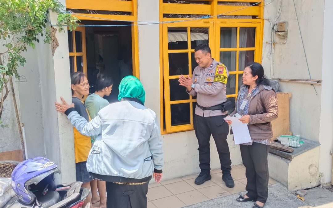 Dukung Ketahanan Pangan, Bhabinkamtibmas Kratonan Salurkan Bantuan Beras kepada Warga Kurang Mampu