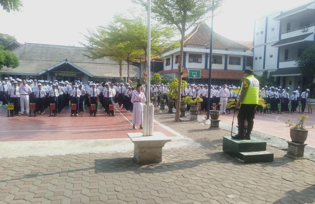 Bhabinkamtibmas Timuran Jadi Pembina Upacara di SMPN 10 Surakarta, Sampaikan Pesan Disiplin ke Siswa