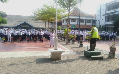 Bhabinkamtibmas Timuran Jadi Pembina Upacara di SMPN 10 Surakarta, Sampaikan Pesan Disiplin ke Siswa