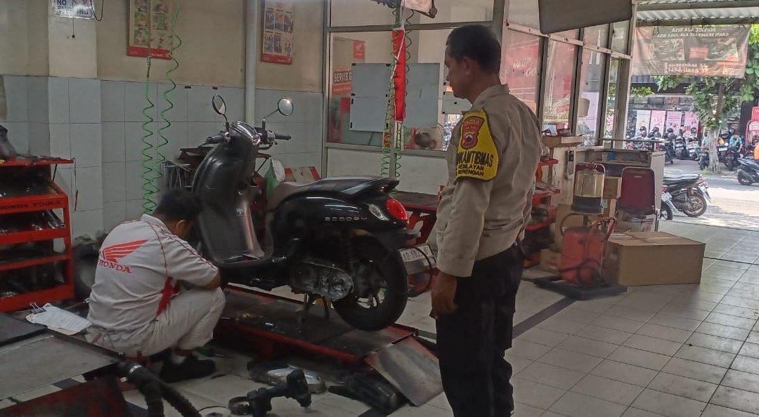 Bhabinkamtibmas Kemlayan Sampaikan Pesan Kamtibmas di Dealer Timbul