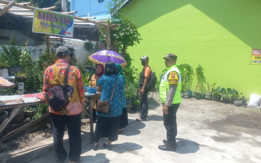 Dukung Ketahanan Pangan, Bhabinkamtibmas Gajahan Dampingi Pengecekan Tanaman Apotik Hidup Jelang Lomba Proklim Kecamatan Pasar Kliwon