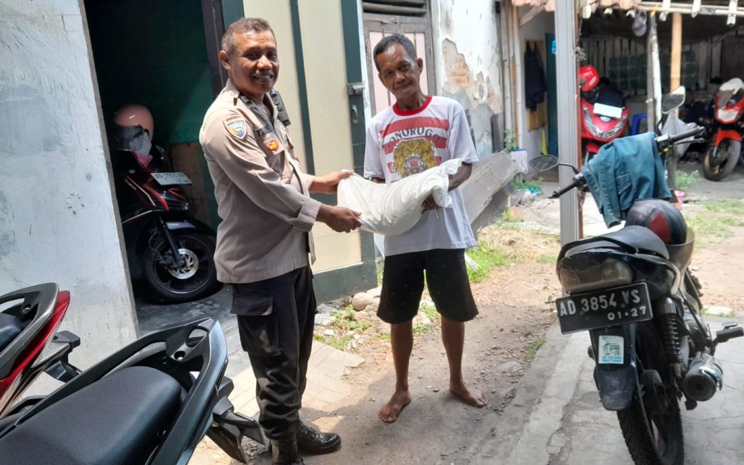 Bhabinkamtibmas Jagalan Polsek Jebres Beri Bantuan Beras kepada Warga Binaan