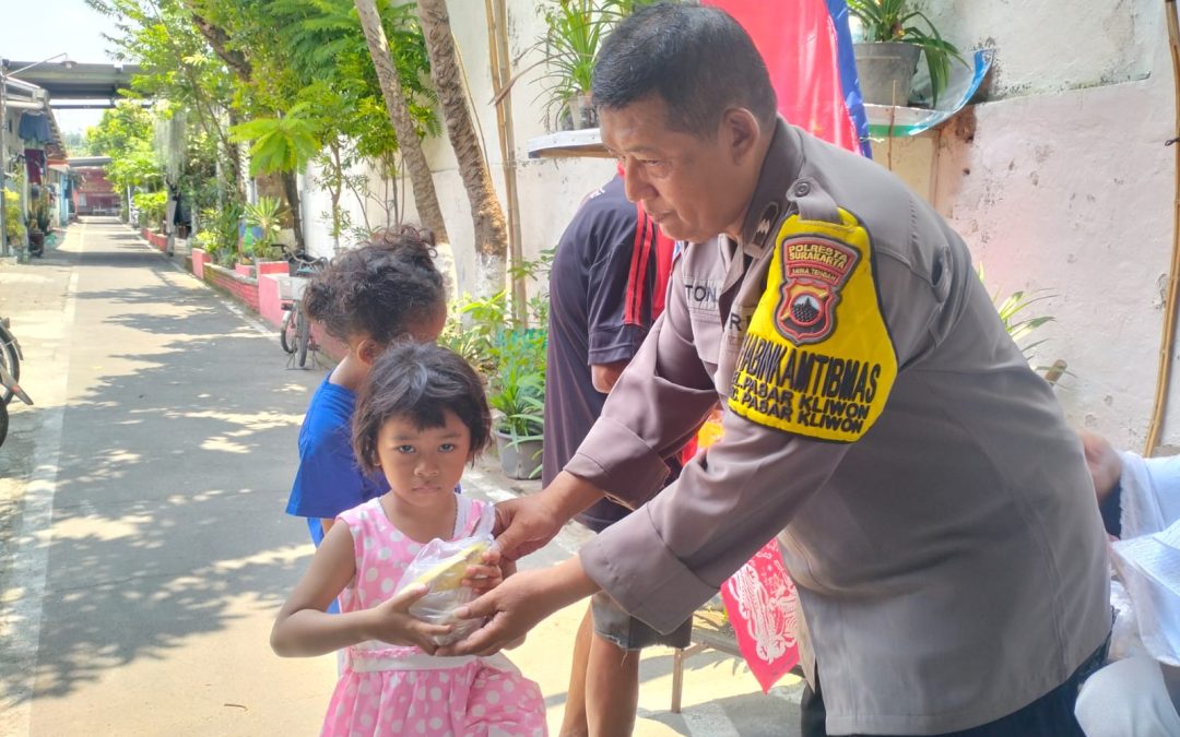 Bhabinkamtibmas Pasar Kliwon Sambang dan Monitoring Posyandu Makmur Lansia dan Balita