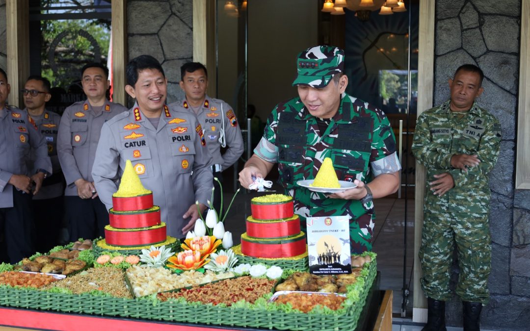 Polresta Surakarta Berikan Kejutan Spesial Dalam Rangka HUT TNI Ke 80 di Korem 074/ Warastratama