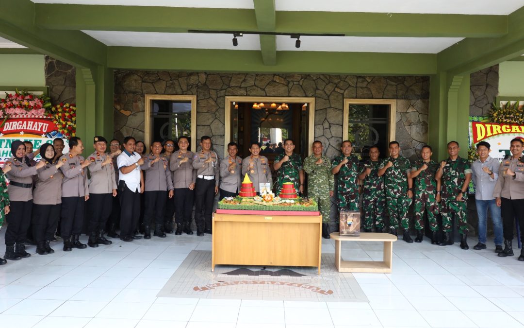 Dalam Rangka HUT TNI Ke 80, Polresta Surakarta Berikan Kejutan Spesial ke Korem 074/ Warastratama