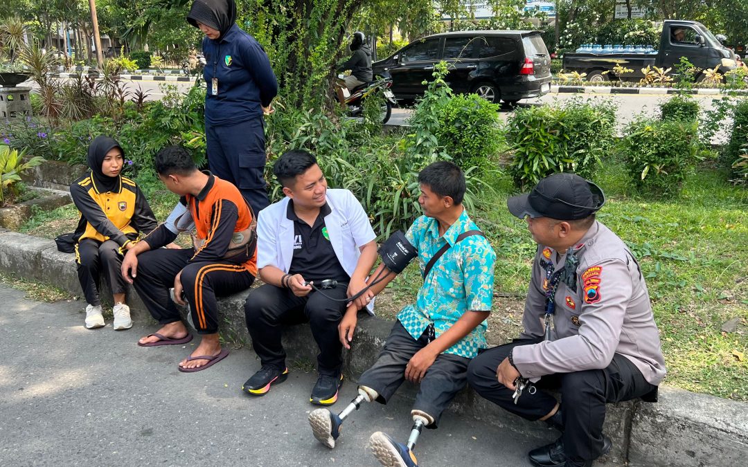 Keliling Kota Solo, 3 Ambulans Ini Beri Layanan Kesehatan Gratis dan Bagikan 300 Paket Sembako