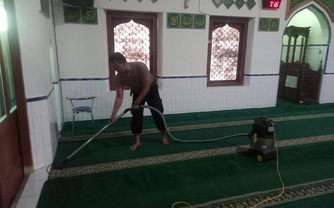 Bhabinkamtibmas Jayengan Gelar Jumat Bersih di Masjid Darussalam