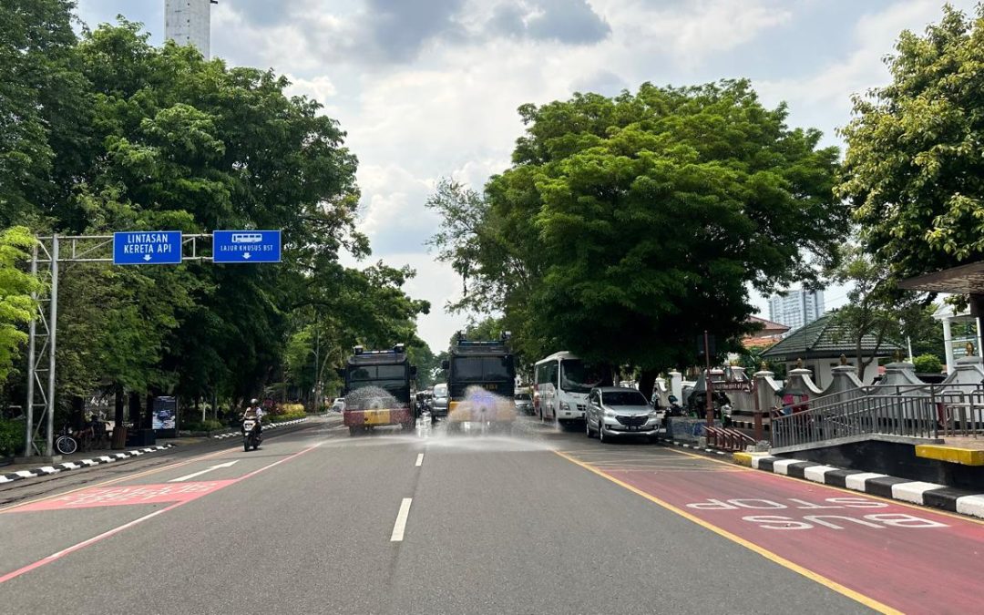 Cuaca Panas Kota Solo, Polresta Surakarta Kerahkan Dua Water Canon Semprot Jalan Slamet Riyadi