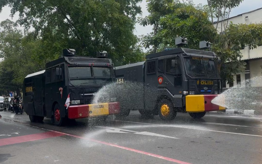 Respon Polresta Surakarta Atas Keluhan Warga Soal Cuaca Panas, Dua Water Cannon Dikerahkan Semprot Jalan Slamet Riyadi