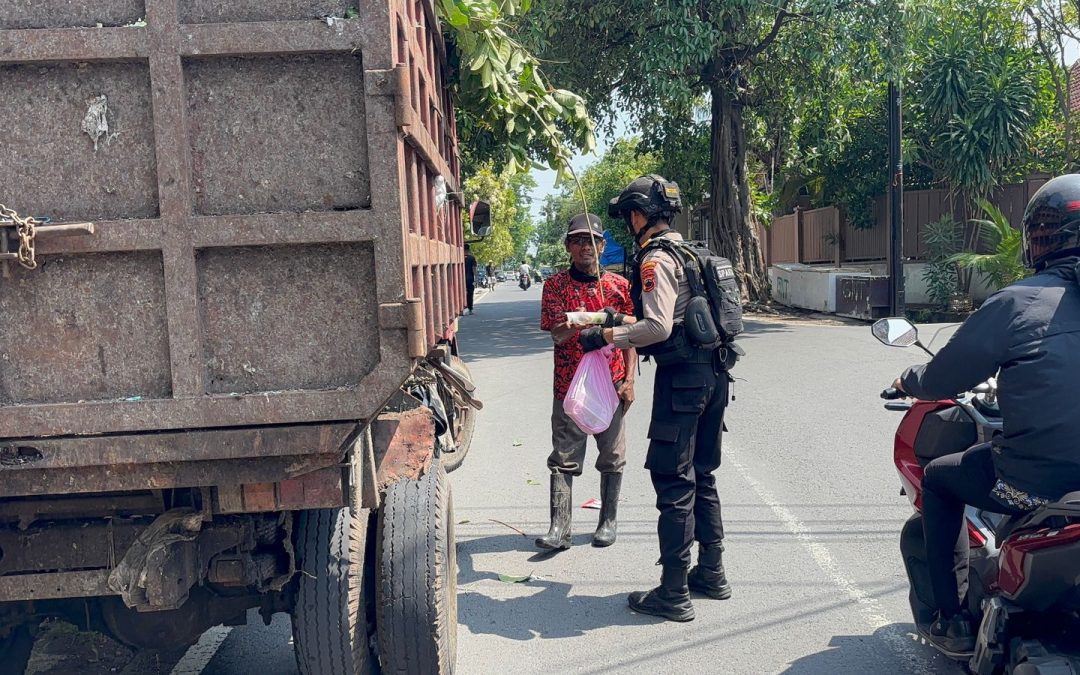 Jumat Berkah: Tim Sparta Sat Samapta Polresta Surakarta Bagikan Makanan Siap Saji Kepada Warga yang Membutuhkan