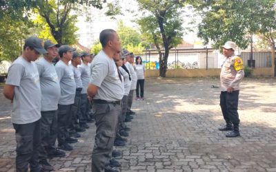 Bhabinkamtibmas Kelurahan Ketelan Latih Fisik dan Kemampuan Linmas untuk Tingkatkan Kesiapsiagaan Wilayah