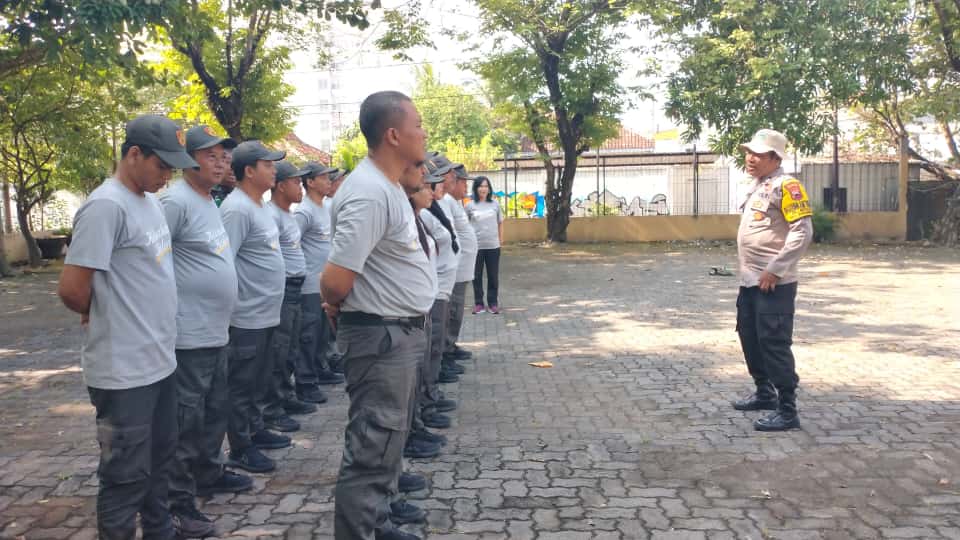 Bhabinkamtibmas Kelurahan Ketelan Latih Fisik dan Kemampuan Linmas untuk Tingkatkan Kesiapsiagaan Wilayah