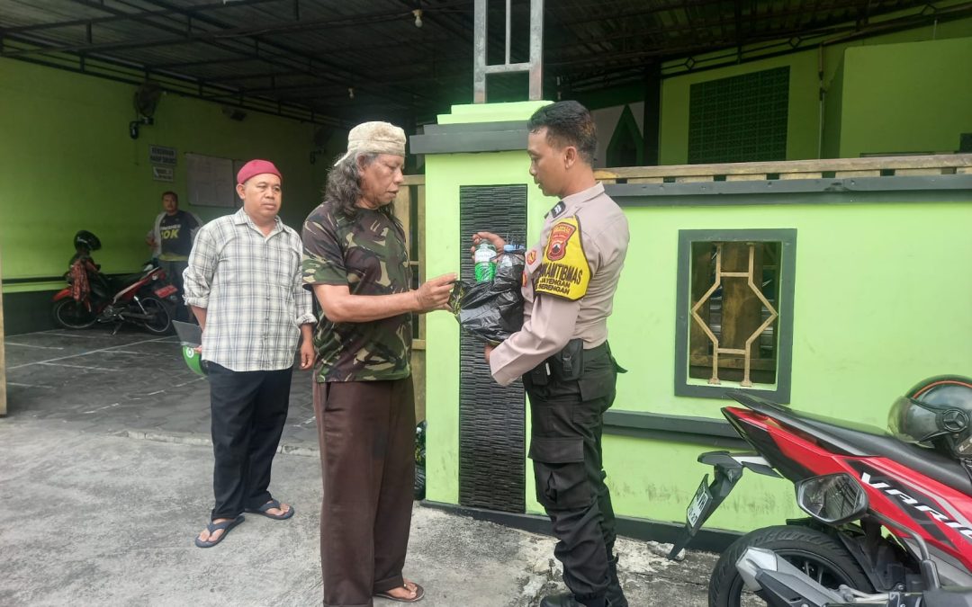 Bhabinkamtibmas Jayengan Salurkan Sarana Kontak dan Ajak Warga Jaga Kondusifitas Lingkungan