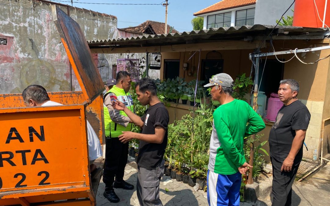 Dukung Ketahanan Pangan, Bhabinkamtibmas Gajahan Sambang dan Monitoring Pemberian Bibit Sayur ke Warga
