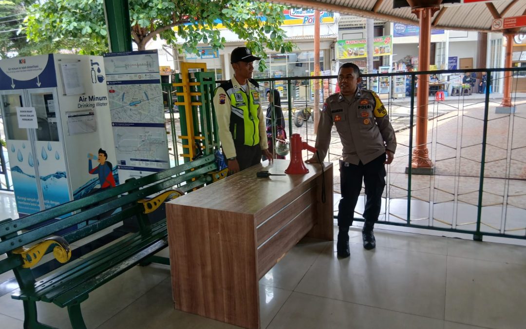 Bhabinkamtibmas Purwosari Jalin Koordinasi dengan Satpam Stasiun Purwosari untuk Tingkatkan Keamanan