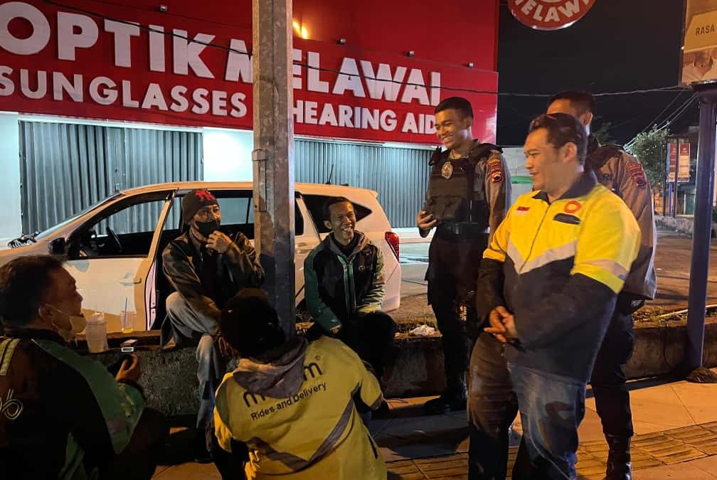 Tim Sparta Polresta Surakarta Gelar Patroli Dialogis Sambangi Ojek Online Sampaikan Pesan Kamtibmas