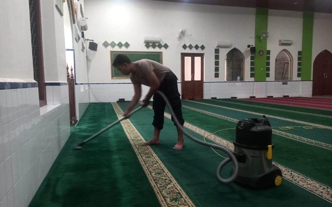 Bhabinkamtibmas Jayengan Laksanakan Sambang Kamtibmas dan Jumat Bersih Di Masjid Darussalam