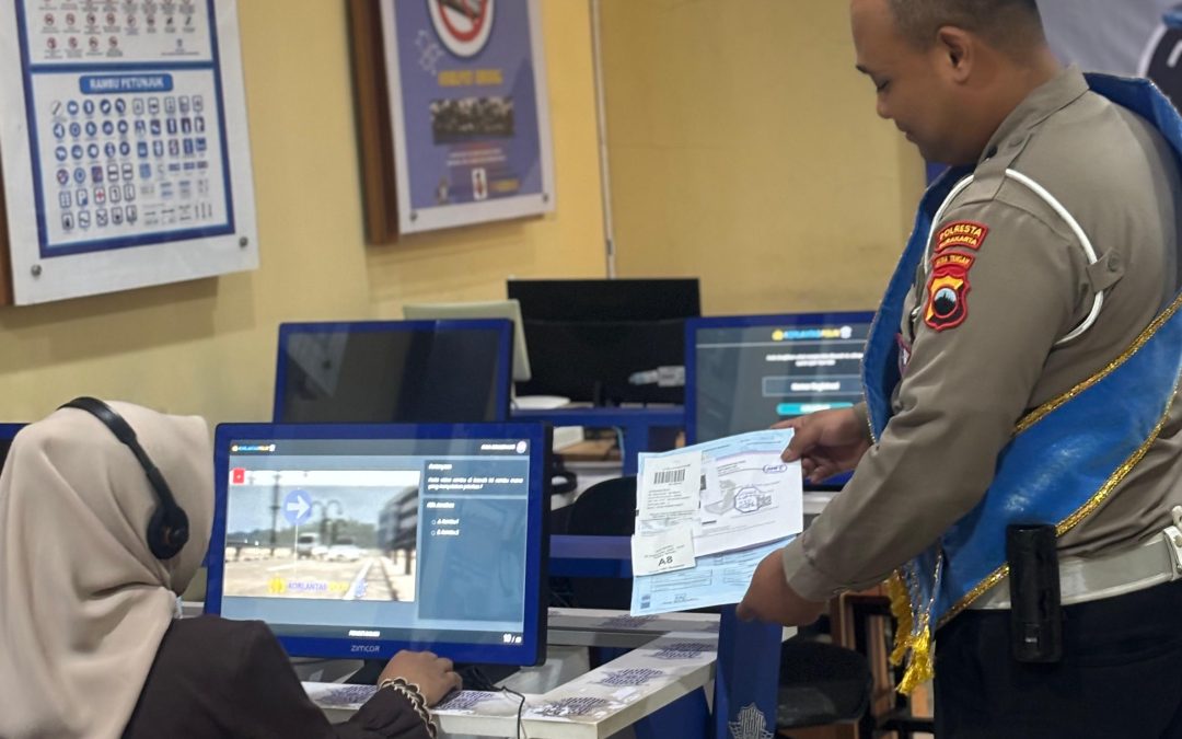 Anggota Satpas 1441 Polresta Surakarta Pemandu Pemohon SIM dalam Ujian Advis