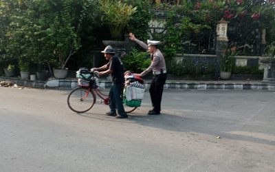 Kasubnit Regident Polresta Surakarta Bantu Pengendara Sepeda di Tengah Padatnya Lalu Lintas Pagi