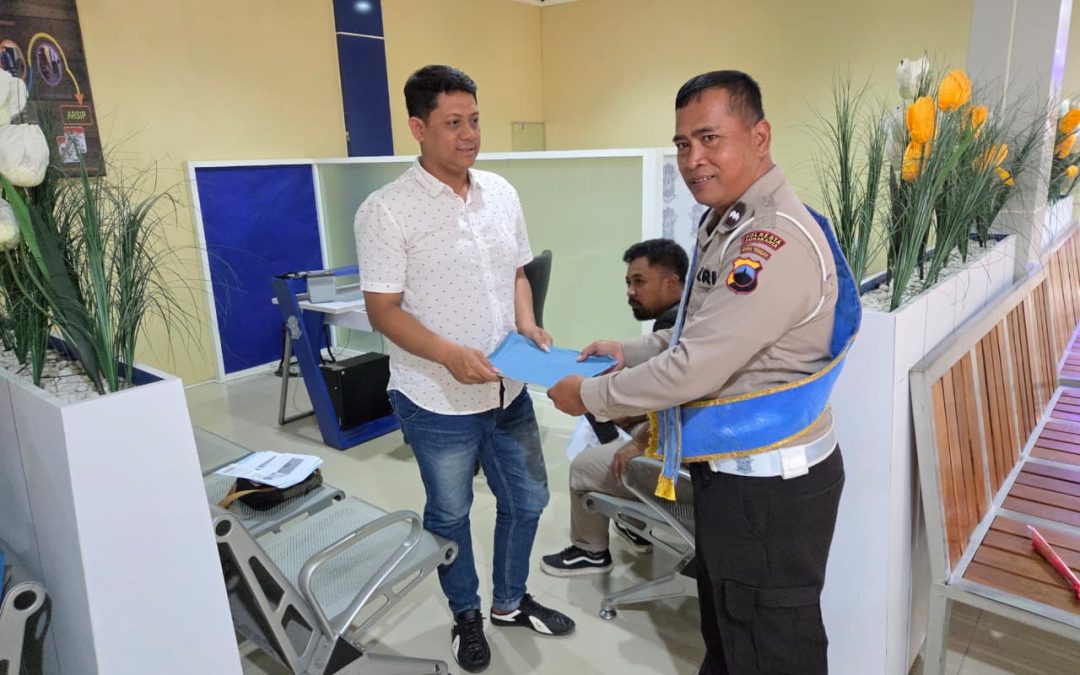 Satpas Polresta Surakarta Beri Reward kepada Pemohon SIM yang Datang Pertama Kali