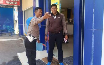 Anggota Satpas 1441 Polresta Surakarta Bantu Pemohon SIM Pahami Alur Pembuatan SIM