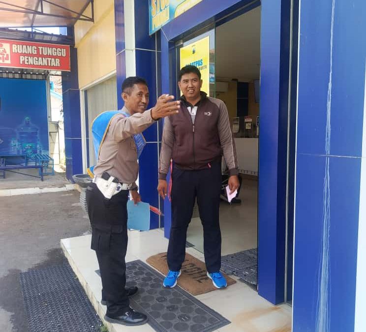 Anggota Satpas 1441 Polresta Surakarta Bantu Pemohon SIM Pahami Alur Pembuatan SIM