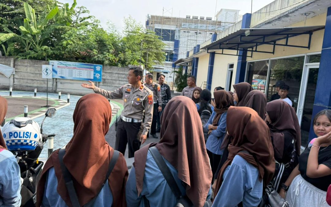 Kasat Lantas Polresta Surakarta Beri Edukasi Tertib Berlalu Lintas kepada Siswa SMK Batik 2
