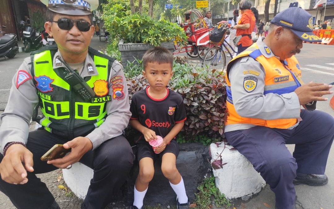 Anggota Regident Satlantas Polresta Surakarta Bantu Anak Kecil yang Terpisah dari Ibunya Saat Kegiatan Umum