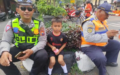 Anggota Regident Satlantas Polresta Surakarta Bantu Anak Kecil yang Terpisah dari Ibunya Saat Kegiatan Umum