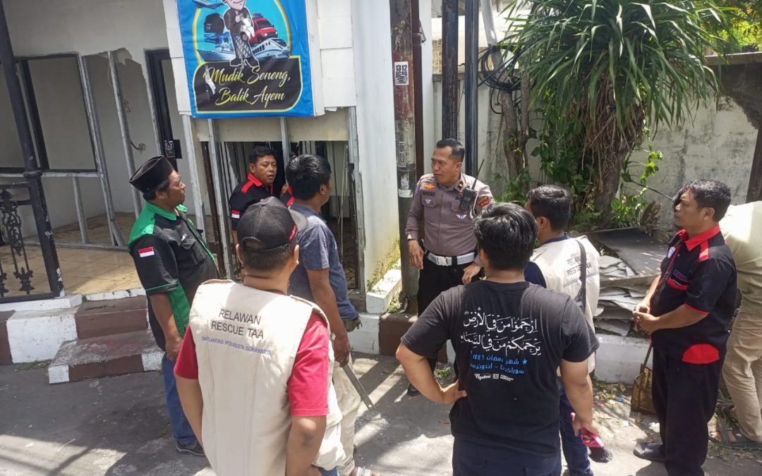 Satpas 1441 Polresta Surakarta Bersama Komunitas Ambulance Solo Raya Gelar Kerja Bakti Bersihkan Pos Polisi Makutho