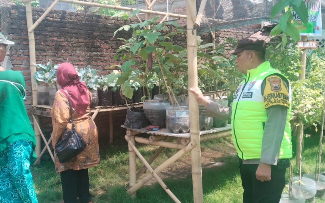 Bhabinkamtibmas Kelurahan Gajahan Dukung Ketahanan Pangan dengan Lakukan Pengecekan Tanaman Sayur di Wilayah RW 02