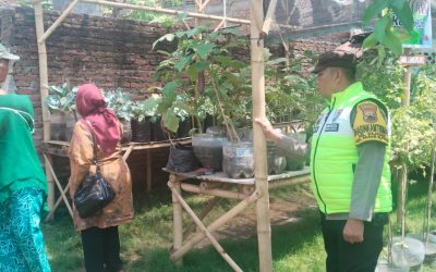 Bhabinkamtibmas Kelurahan Gajahan Dukung Ketahanan Pangan dengan Lakukan Pengecekan Tanaman Sayur di Wilayah RW 02