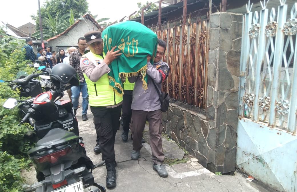 Bhabinkamtibmas Tegalharjo Tunjukkan Kepedulian, Bantu Angkat Jenazah Warga Binaan yang Meninggal Dunia