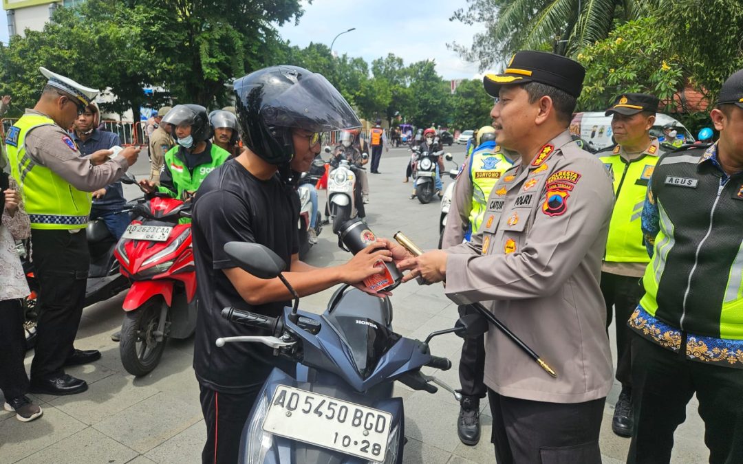 Polresta Surakarta Bagikan Tumbler Gratis untuk Pengendara Tertib saat Operasi Zebra Candi 2025 di Plaza Manahan