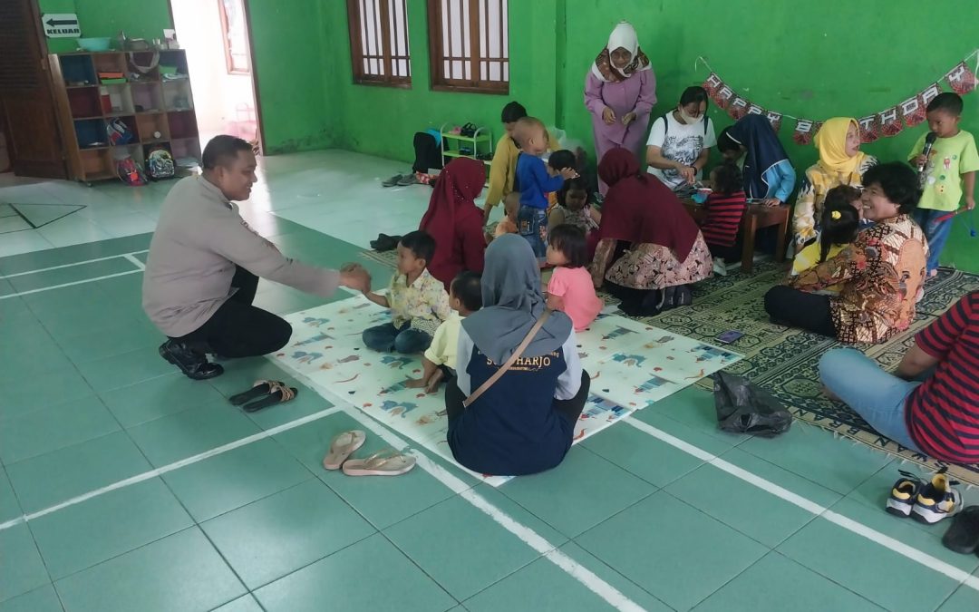 Bhabinkamtibmas Kelurahan Tipes Kenalkan Tugas Polisi Sejak Dini, Bentuk Karakter Anak Agar Tidak Takut pada Polisi