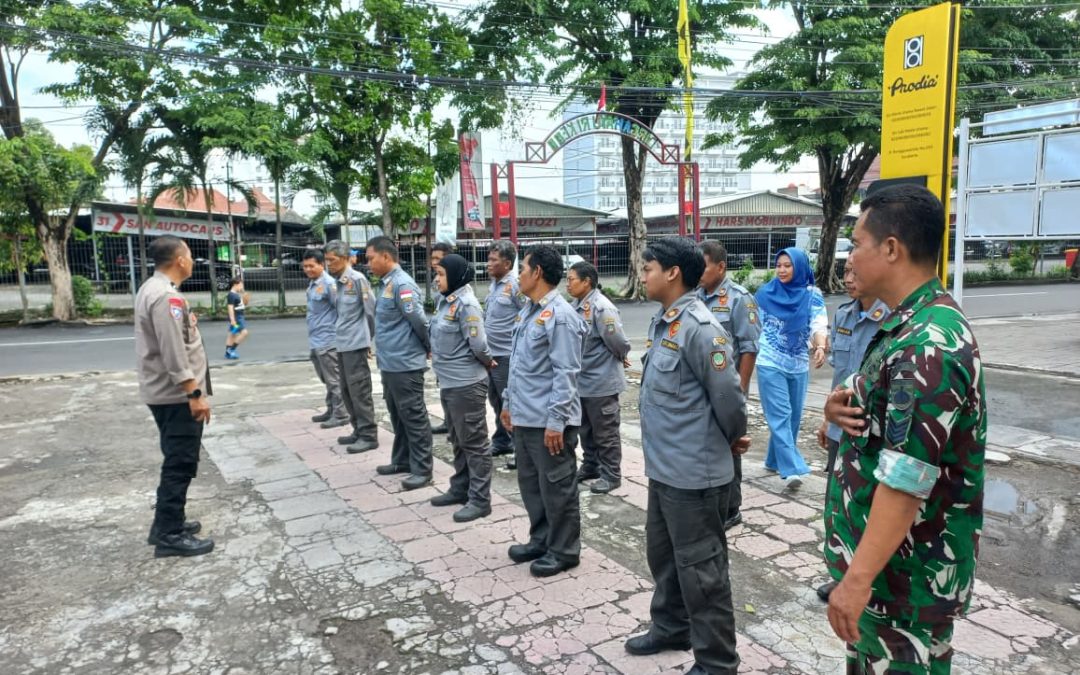 Bhabinkamtibmas Timuran Lakukan Pembinaan Fisik dan Linmas di Kelurahan Timuran