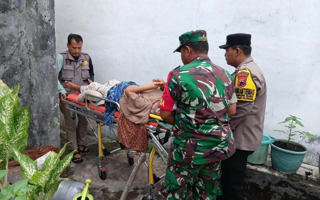 Bhabinkamtibmas Kampung Baru Bersama Babinsa dan Linmas Evakuasi Warga Sakit ke Puskesmas Gajahan
