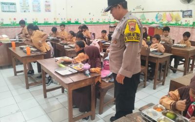 Bhabinkamtibmas Polsek Pasar Kliwon Monitoring Pendistribusian Makan Bergizi Gratis di SDN Sampangan