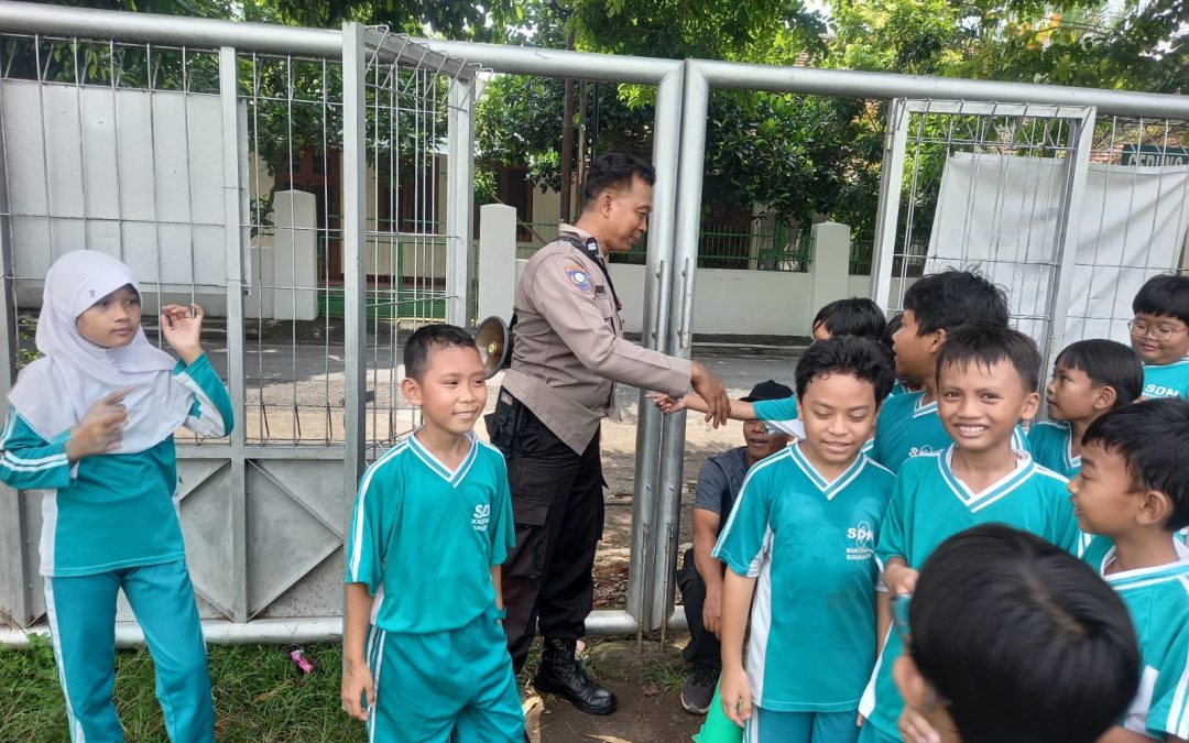 Bhabinkamtibmas Jayengan Jalin Kedekatan dengan Warga dan Siswa Lewat Sambang Kamtibmas