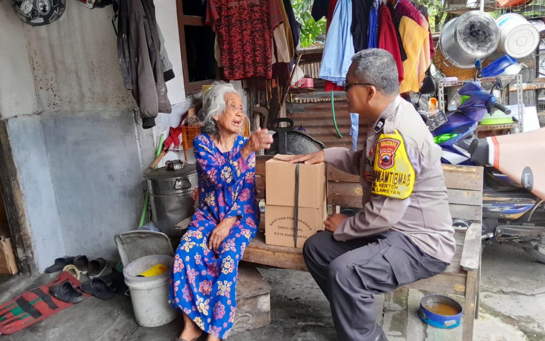 Bhabinkamtibmas Kerten Salurkan Bantuan Tambahan Makanan untuk Lansia dari Dinas Sosial Surakarta