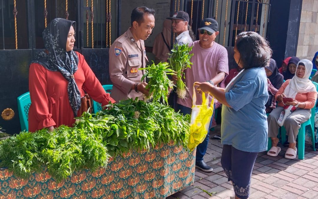 Bhabinkamtibmas Kelurahan Mojo Laksanakan Sambang dan Pemantauan Pembagian Sayur dalam Program “Kampung Sayur Jumat Berkah”