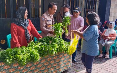 Bhabinkamtibmas Kelurahan Mojo Laksanakan Sambang dan Pemantauan Pembagian Sayur dalam Program “Kampung Sayur Jumat Berkah”