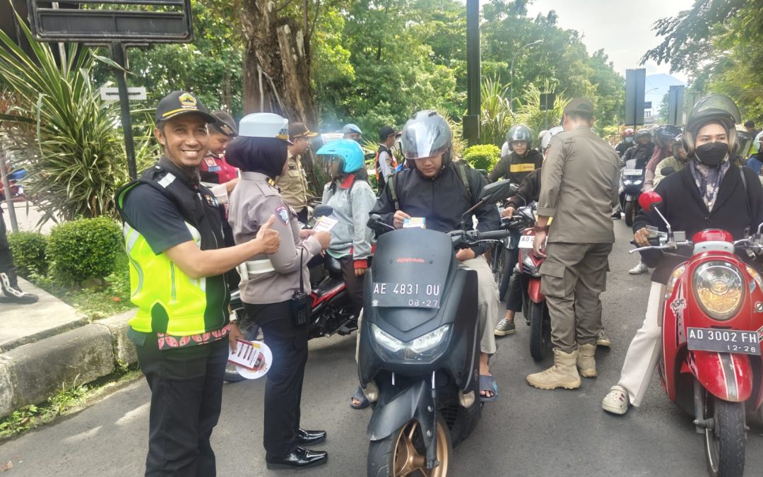 Personel Samsat Polresta Surakarta Gelar Sosialisasi Ketaatan Pajak Kendaraan di Jl. Ir. Sutami Jebres