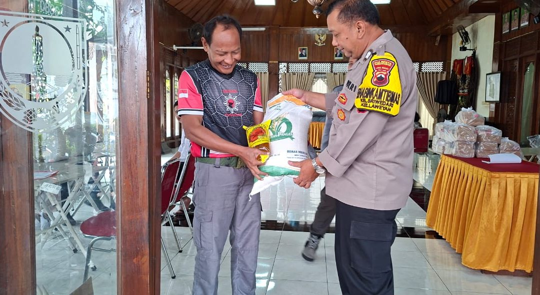 Bhabinkamtibmas Sriwedari Laksanakan Sambang Dan Pantau Penyaluran Bantuan Pangan Bagi Warga Tidak Mampu Di Kelurahan Sriwedari
