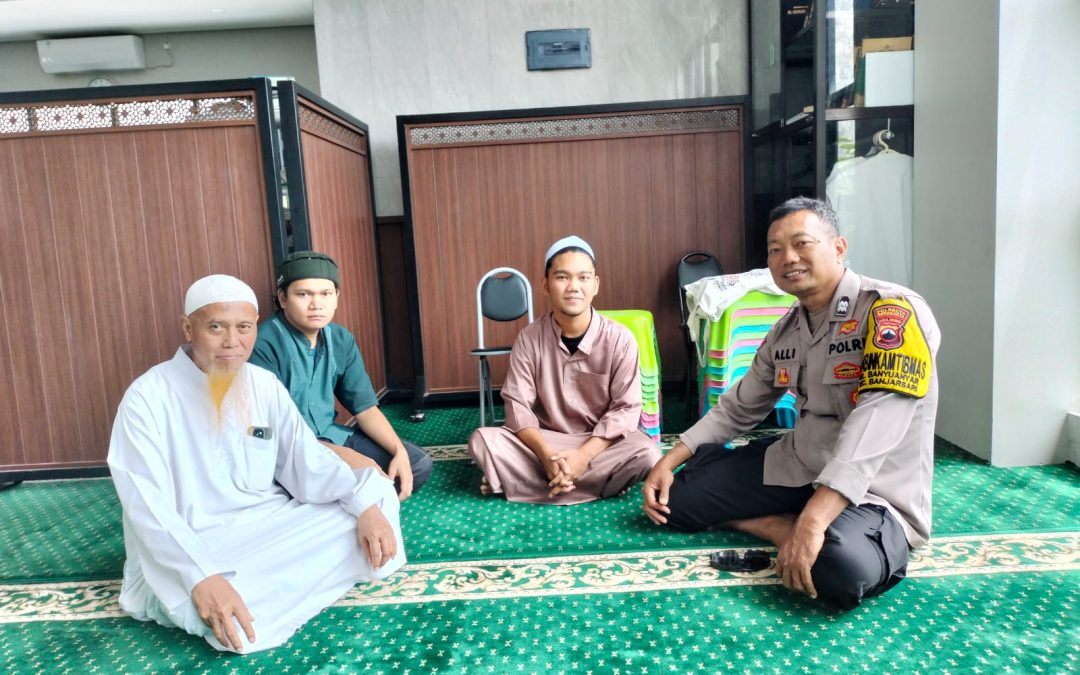 Bhabinkamtibmas Banyuanyar Laksanakan Sambang Rutin Dan Salat Zuhur Berjamaah Di Masjid Mukhlis, Pererat Silaturahmi Dan Sampaikan Pesan Kamtibmas