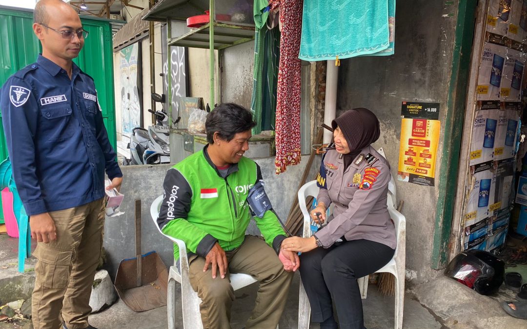 Seksi Dokkes Polresta Surakarta Gelar Pengobatan Gratis untuk Pengendara Ojek Online di Pangkalan Purwosari
