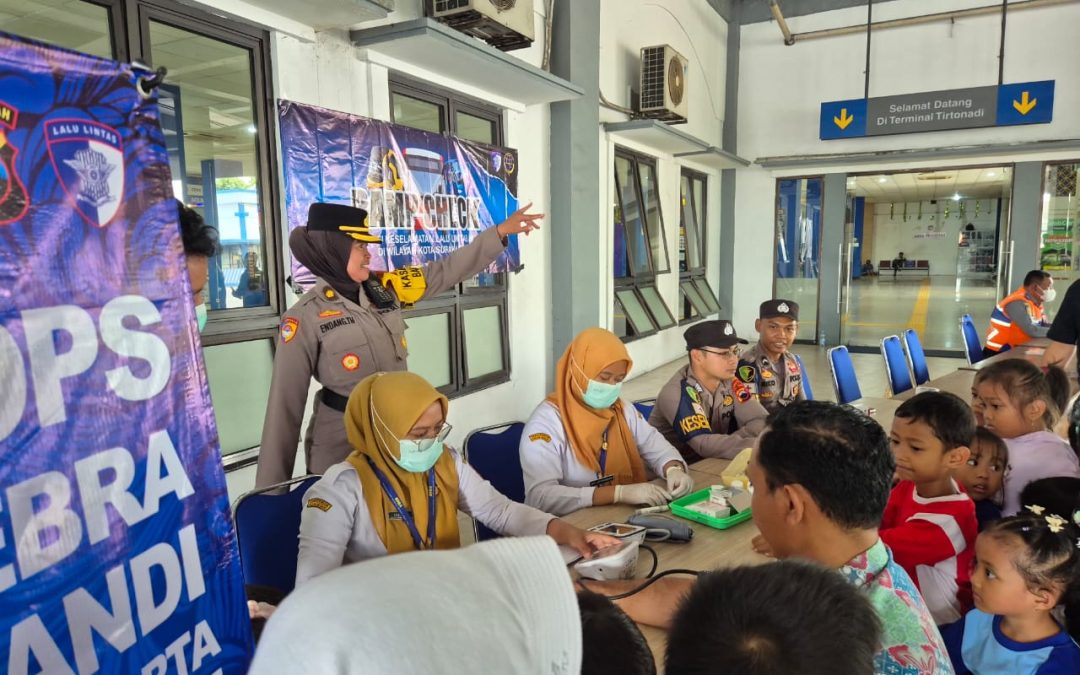 Dalam Rangka Ops Zebra Candi 2025, Seksi Dokkes Polresta Surakarta Gelar Pemeriksaan Kesehatan Gratis Bagi Penumpang Bus di Terminal Tirtonadi Solo
